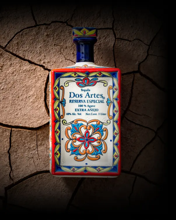 Artesano trabajando en la producción de Tequila Dos Artes